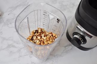 将去皮的花生核桃放在料理杯中。