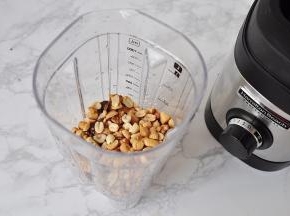 将去皮的花生核桃放在料理杯中。