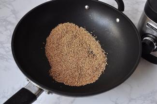 芝麻洗净晒干，放在锅中不加油炒熟。