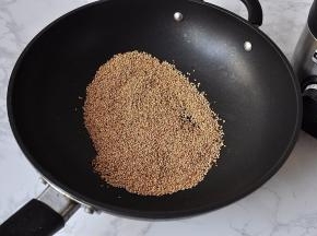 芝麻洗净晒干，放在锅中不加油炒熟。
