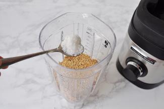 再加入芝麻，放入糖和盐，也可以不放糖和盐或减量。