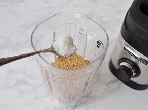 再加入芝麻，放入糖和盐，也可以不放糖和盐或减量。