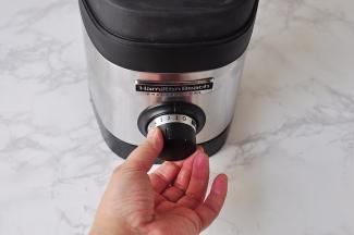 启动破壁机，先从低档位开始，搅打五至十秒。再慢慢 加档。