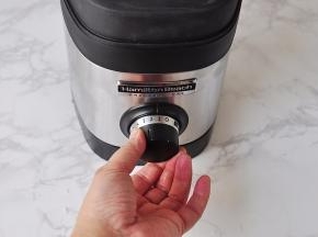 启动破壁机，先从低档位开始，搅打五至十秒。再慢慢 加档。