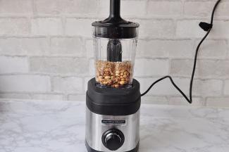 将辅助搅拌棒装在破壁机上。可以在搅打的过程中，辅助食材搅打均匀。