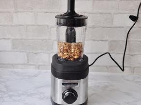 将辅助搅拌棒装在破壁机上。可以在搅打的过程中，辅助食材搅打均匀。