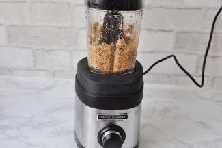 也可以借助脉冲点动，如果机器旋转顺畅，这证明你所用的食材所含油脂丰富，如果有点困难，可以加一点点芝麻。可搅拌棒将，贴在杯壁的食材向中间推一下。