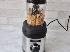 也可以借助脉冲点动，如果机器旋转顺畅，这证明你所用的食材所含油脂丰富，如果有点困难，可以加一点点芝麻。可搅拌棒将，贴在杯壁的食材向中间推一下。