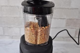 随着机器的工作，芝麻和花生核桃很快被打碎并开始有油脂。