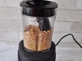 随着机器的工作，芝麻和花生核桃很快被打碎并开始有油脂。