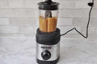 直至酱汁细腻香滑即可。