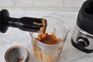 停止工作，取下料理杯，拿出搅拌棒，可以看出，非常细滑的酱料