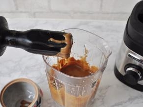 停止工作，取下料理杯，拿出搅拌棒，可以看出，非常细滑的酱料