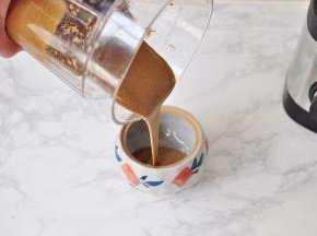 放入罐中保存，一次要少做，尽快吃完。