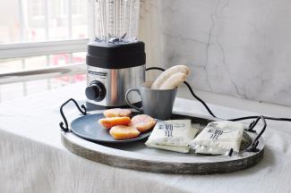 1准备食材和破壁机。我用的黄桃和香蕉都是冷冻的，如果是新鲜的，可以准备点小冰块