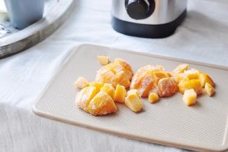 冷冻的黄桃切成块