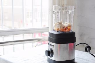 将黄桃和香蕉都放入料理杯中