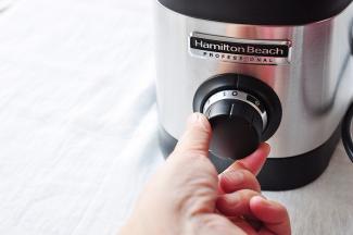 盖好盖子，启动汉美驰破壁机。因为是冷冻品，我们从一档开始，慢慢旋转加档，至最10档，都没问题的。7-10档适用于饮料、冰沙鸡尾酒和甜品。