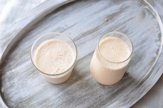 左杯是汉美驰，右杯是其它品牌，明显可以看图，左图的奶昔更为浓稠细腻。