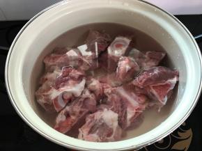 猪大骨洗净剁小放入锅中，加入适量水。