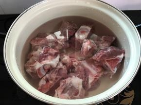猪大骨洗净剁小放入锅中，加入适量水。