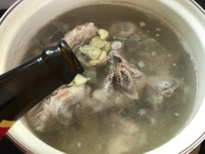 水开后撇去浮沫后加入老姜和料酒。