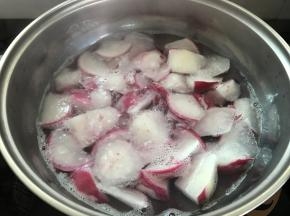 另用一锅把萝卜焯下水。