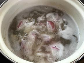 放入猪骨汤中，加适量盐调味后煮至萝卜酥软。