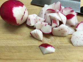 萝卜洗净后切成滚刀块。