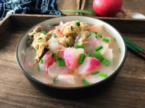 营养美味的猪骨炖萝卜。