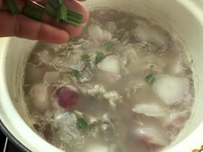 出锅前撒入蒜叶。