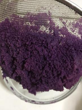 你看，过筛出来的紫薯泥很细腻哦！