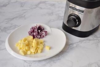 将土豆切成小丁，洋葱切成小段备用。