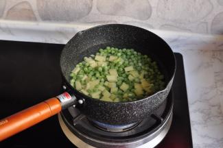 冷冻豌豆和土豆直接扔进凉水锅中煮沸