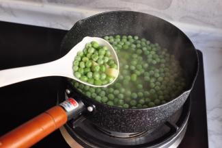 煮至土豆变透明，豌豆变熟捞出。