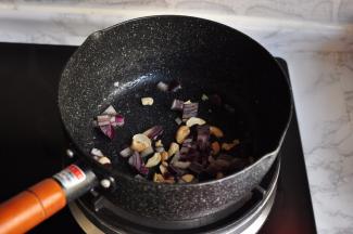 6再加入洋葱丁炒香。