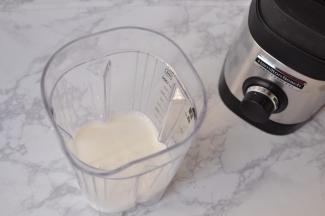 料理杯中先加入牛奶。