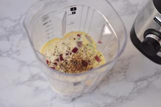 再将炒好的菜都放进去，磨入适量黑胡椒。