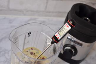 测一下温度，显示49.4度。