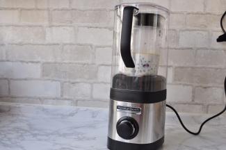 将料理放好，再加入静音罩。