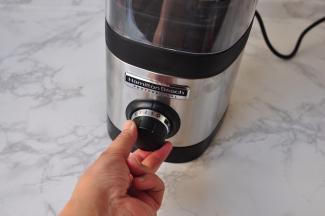 启动破壁机，先在低档搅打五秒钟左右。