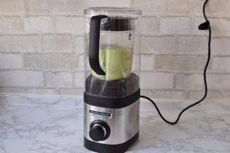 再调至最高档。搅打约一分钟左右，根据杯中食材情况，变得细腻即可停止。