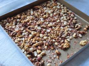 将花生和核桃放进烤箱或炒锅或饼铛，把它们烤熟，如果是用烤箱，不用预热，一般180度，十分钟到十二分钟即可。核桃要比花生熟的快些，要注意，如果花生太大，请分开烤或提前出炉。烤好的花生和核桃放凉搓去外皮，就可以使用了。我每次都多烤点，烤一次，能用三四次，节能能源还方便j省事是。