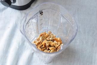 取一部分花生核 桃放进破壁机中，这个比例你可以增减，我每次就是随意抓上两把。