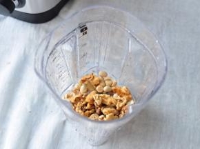 取一部分花生核 桃放进破壁机中，这个比例你可以增减，我每次就是随意抓上两把。