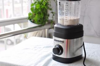 启动破壁机，建议从低档开始停留五至十秒。