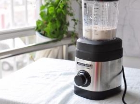 启动破壁机，建议从低档开始停留五至十秒。