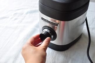 你可以加上隔音罩，我没加。因为我搅打的时间段家人没有在休息的，而且这个机器的噪音本身就不大，如果在清晨或休息日，请根据实际情况使用。