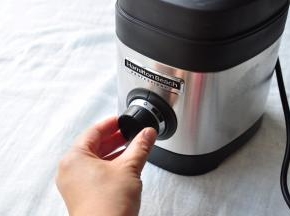 你可以加上隔音罩，我没加。因为我搅打的时间段家人没有在休息的，而且这个机器的噪音本身就不大，如果在清晨或休息日，请根据实际情况使用。