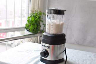 慢慢旋转开始加至10档，汉美驰破壁机共有10档。1-3档适用于研磨打粉，4-6档适用于打奶油、粥品、汤品和酱料，7-10档适用于饮料、冰沙鸡尾酒和甜品。